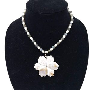 FRESHWATER AND MOTHER-OF-PEARL NECKLACE.